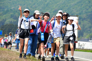 信濃川河岸段丘ウォークに参加する子どもたちの画像