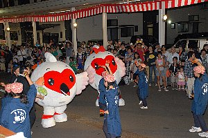 よさこいを踊るトッキッキの画像