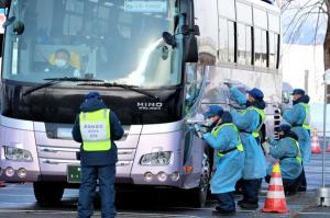 東京電力と県の職員が車両スクリーニング検査をしている画像