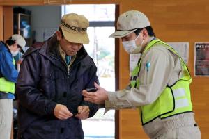 職員から受付方法について説明を受ける宮崎市長の画像