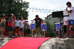 雪のステージの上で足踏みを繰り返す子どもの画像