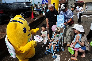 選挙の広報をする着ぐるみの｢めいすい｣くんの画像