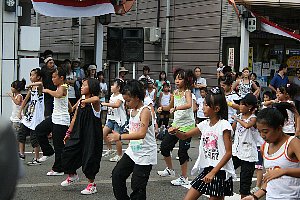 リズムにのってダンスを踊る子どもたちの画像