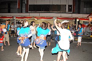 盆踊りを踊る若者たちの画像