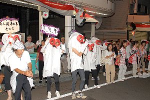 トッキッキの仮装で踊るみなさんの画像