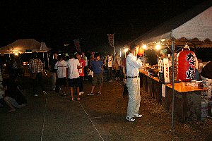 おまつり会場の屋台の画像