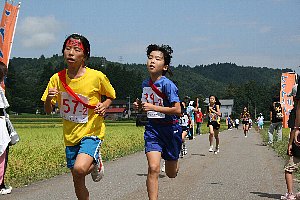 中盤を競り合う選手たちの画像