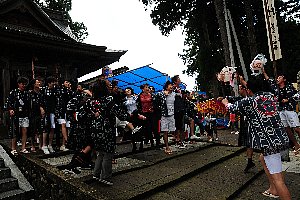 神社の境内で木遣りを奉納する人たちの画像