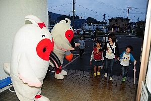 来場者を迎えるトッキッキの画像