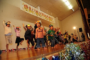 ステージ上で踊る園児の画像