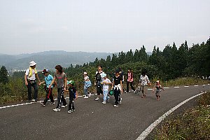 桜峰方面へ歩く画像