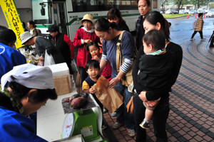 焼き芋販売に並ぶ来場者の画像