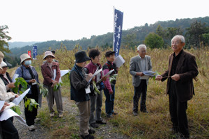 青苧園で青苧の歴史などの説明を受ける参加者の画像