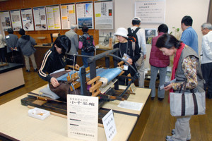 居座り機織りの実演の様子の画像