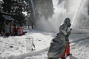 地元消防団が放水する画像