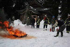 住民が消火器を使って消火する画像