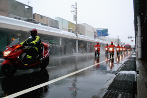 車両部隊（バイク隊）による分列行進の画像