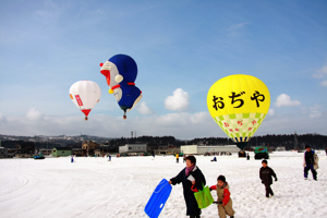 会場に浮かぶ3機の熱気球の画像