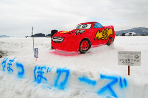 赤い車の雪像の画像