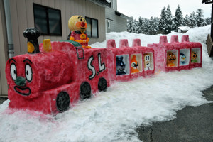 町内の方のご自宅前に作られた機関車の雪像の画像