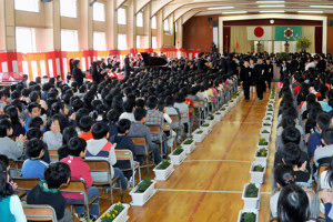 退場する卒業生と見送る在校児童の画像