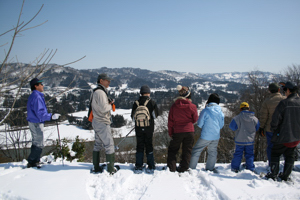 市民の家裏山から景色を眺める参加者の画像