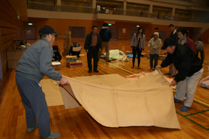 避難所生活の再現の準備を行う参加者の画像