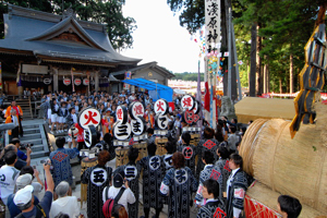 浅原神社に木遣りを奉納する若者の画像