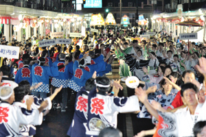 大きな輪になって民謡流しを踊る参加者の画像