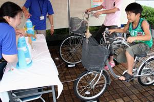 自転車をこぐ子どもの画像