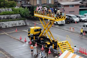 リフト車の試乗体験をする来場者の画像