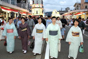 小千谷縮の着物を着て歩く参加者の画像