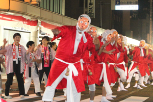 盆踊りを踊るみなさんの画像