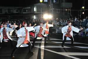 よさこいを披露する踊り手の画像