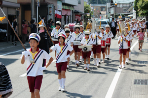 片貝の街中をパレードする子どもたちの画像