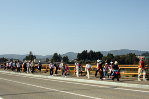 山本山大橋を渡る参加者