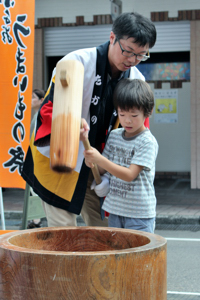 餅つきをする子どもの画像