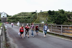 太田ダムの上を歩く参加者の画像