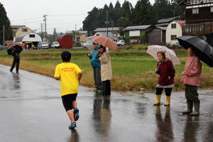 選手を応援する地元のみなさんの画像