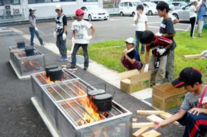 災害用カマドベンチで夕食の準備をする参加者の画像