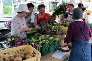 お盆用切花を手に取るお客さんの画像