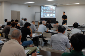 まち歩きの手法を紹介する講師の野内さんの画像