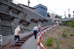 坂道を登る参加者の画像