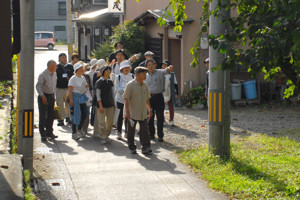 狭い路地を歩く参加者の画像