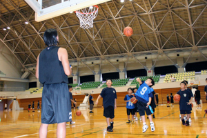 子どもたちのシュート練習を見守る佐藤選手の画像