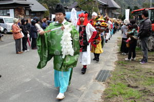 大田楽とむじなの奉納行列の画像