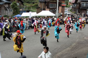 わかとち大田楽の舞と総踊りの画像