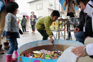 お菓子すくいをする子どもの画像