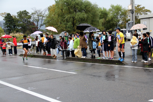 沿道で選手を応援する観客の画像