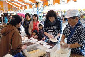 餅を買い求めるお客さんの画像